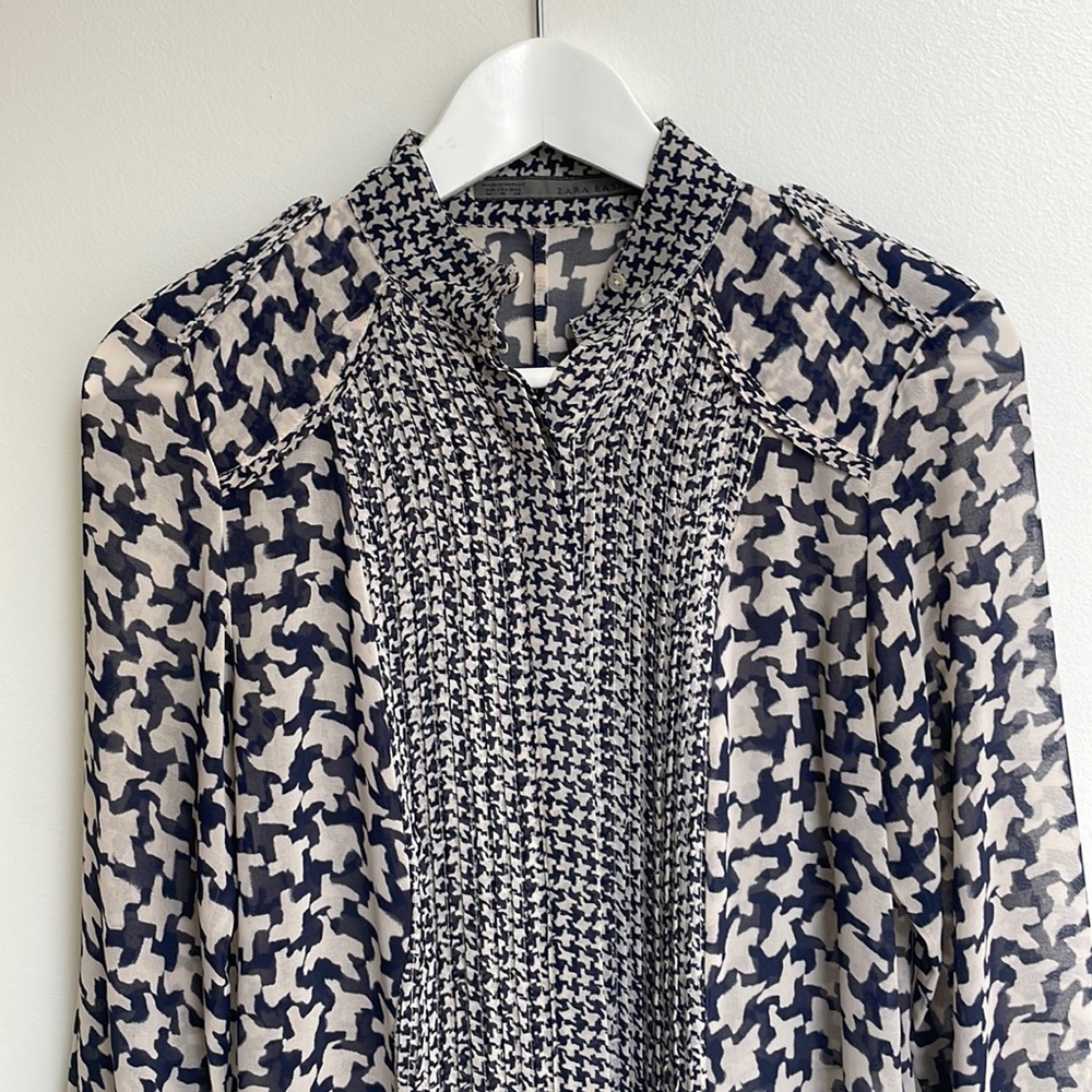 Zara Button-up Navy Houndstooth Blouse Top. Size M.